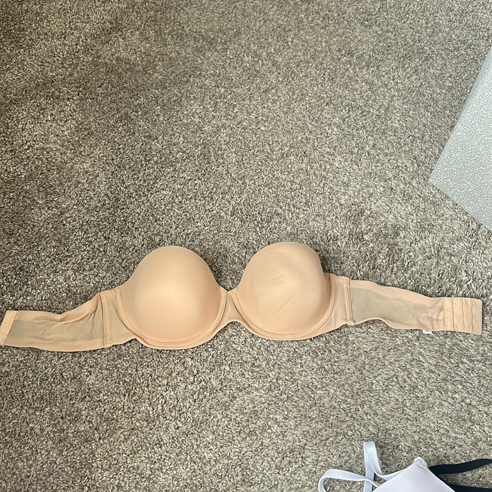 Women’s strapless bra